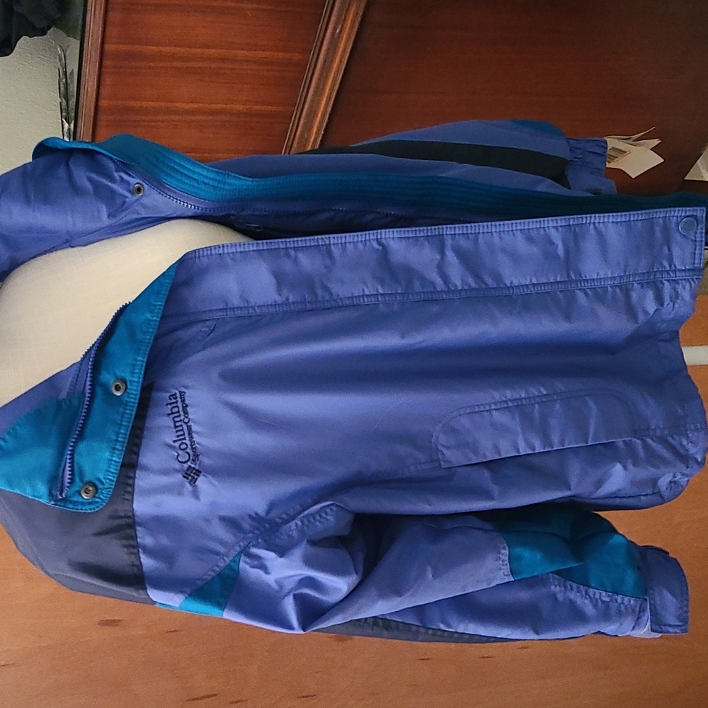 Columbia Woman Bugaboo  med. Ski Parka w Removable zipped in fleece jacket.